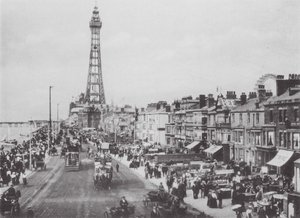 Central Promenade, Blackpool (svartvitt foto) av (after) English photographer