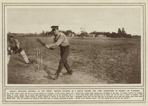 Cricket ersätter fotboll vid fronten, brittiska soldater i en match bakom linjerna någonstans i Frankrike, eller Flandern (s/v foto) av (after) English photographer