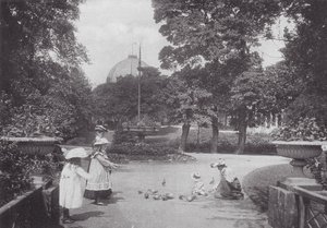 Utfodring av duvor, Buxton (svartvitt foto) av (after) English photographer