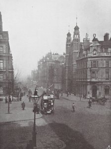 Sloane Square och Street, och Holy Trinity Church (svartvitt foto) av (after) English photographer