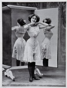 Modell som presenterar Thylda-korsetten, foto Félix - i "" Les Modes", dec. 1907. av (after) Felix Studio