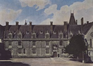 Chateau de Blois, Fasad på gården (färgad bild) av (after) French Photographer