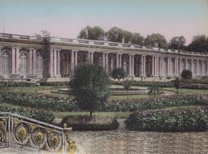 Grand Trianon, Facade sur les Jardins, Great Trianon, Framifrån på trädgårdarna (färgad bild) av (after) French Photographer