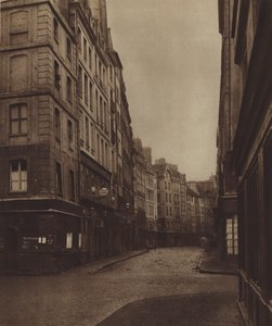 Rue de la Ferronnerie, tagen från rue de la Reynie, början av gatan finns fortfarande kvar (s/v foto) av (after) French Photographer