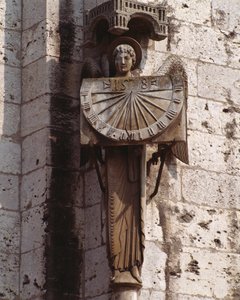 Gotisk konst: ""Representation of the Angel on the Dial" Skulptur från 1900-talet efter ett original från 1500-talet bevarat i kryptan, sydvästra hörnet av Basilica Notre Dame de Chartres (Eure et Loir) (ängel med solur) , katedralen N