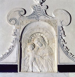 Basrelief av en Madonna och ett barn (marmor) av (attr. to) Donatello