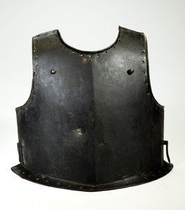 Bröstskydd för en Harquebusier, c.1625-50 (järn & svart färg) av (attr.to) German School