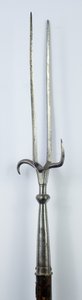 Military Fork, c.1600 (järn med restaurerat trä) av (attr.to) Italian School