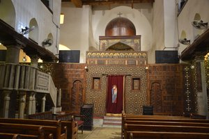 Interiören i Abo Serga-kyrkan i Gamla Kairo, en historisk koptisk-ortodox kyrka med ikoner och en ikonostas i trä