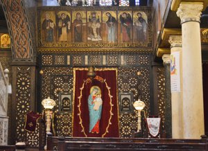 Interiör: Den hängande kyrkan i Gamla Kairo, en historisk koptisk-ortodox kyrka med ikoner och en ikonostas i trä
