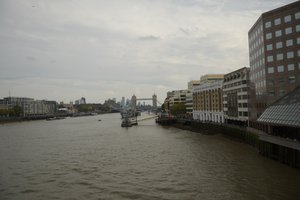 London Bridge över Themsen i hjärtat av London av Albert Mansour