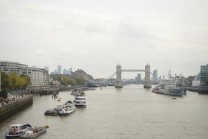 London Bridge över Themsen i hjärtat av London av Albert Mansour