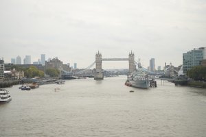 London Bridge över Themsen i hjärtat av London av Albert Mansour
