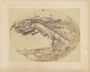 [Nedre kajen, Belle Plain, USMRR:s byggnadskår] [16 maj 1864]. av A.J. Russell