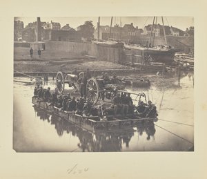 [Flotte med filtbåtar som transporterar fältartilleri och män över Potomacfloden] av A.J. Russell