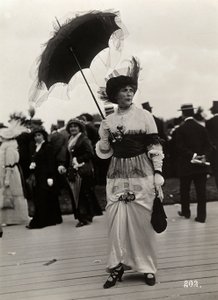 Mode på loppen: en kvinnlig åskådare på Journée des drags, Auteuil, Frankrike (silvertryck av gelatin) av A. Calavas