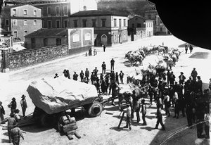 Carrara: många oxar drar en vagn lastad med ett enormt marmorblock som kommer från apuanska stenbrott (s/v foto)