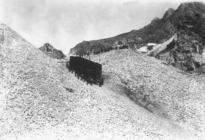 Transport av en enorm konvoj innehållande marmor, längs en väg nära ett stenbrott i Apuanska Alperna, Toscana (s/v foto) av A. Corsini