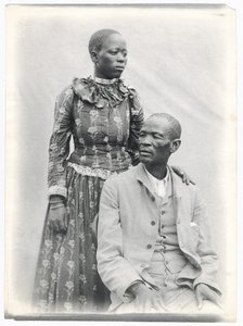 Khama och hans hustru, ca 1910 (platinautskrift) av A. E. Hargreave