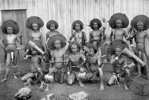 Infödda från Tanimbaröarna, Indonesien. av A. E. Pratt
