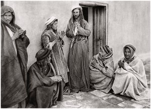 En mullah som lärde ut en bön till en ung man, Irak, 1925. av A. Kerim