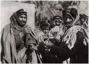 En sheikh som njuter av det berömda arabiska kaffet, Irak, 1925