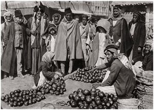 Fruktmarknad i Bagdad, Irak, 1925 av A. Kerim