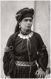 Kurdisk dam i sin bästa kostym, Irak, 1925