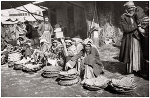 Suq El Khubur, en inhemsk brödmarknad, Bagdad, Irak, 1925.
