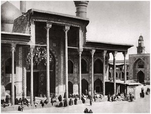 Ingångsporten till Kadimain-moskén som leder till imam Moosa Al Kadims grav, 1925 av A. Kerim