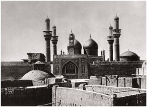 De gyllene kupolerna och minareterna i al-Kadhimiya-moskén, Bagdad, Irak, 1925