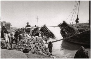 Lossning av last från en båt, Muhaila, Bagdad, Irak, 1925. av A. Kerim