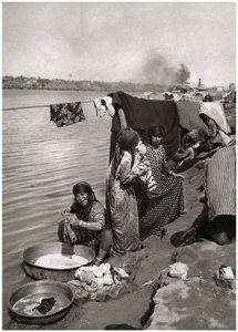 Tvättkvinnor på stranden av Tigris, Bagdad, Irak, 1925 av A. Kerim