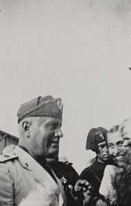 Album " Duce ": Benito Mussolini under ett officiellt besök på Sicilien (s/v foto) av A. Scarlata