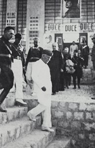 Album " Duce ": Benito Mussolini under ett officiellt besök på Sicilien (s/v foto) av A. Scarlata