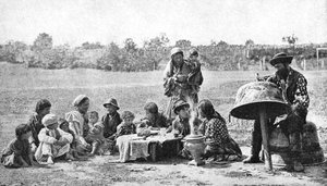 Zigenare lagar en familjegryta, Ungern, 1922.