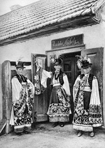 Unga präster i kostym på landsbygden i Ungern, 1926.
