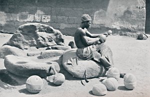 En Yoruba man graverar lerskålar och vattenburkar, Lagos inland, södra Nigeria, 1912 av A. W. Gelston