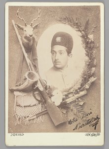 Officiellt kungligt porträtt av prins Nosratollah, 1899 (silveralbumfoto) av Abdullah Qajar