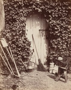 Porte de ferme de Marlotte (Dörr med trädgårdsredskap),ca 1860 (foto) 1860 (foto)