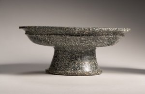 Fotskål, tidigt 500-tal f.Kr. (granodiorit) (se även 247954) av Achaemenid