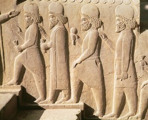 Relief som visar medianvakter från trappan till Triplyon Hall, Achaemenian Period, 6-500-talet f.Kr. (kalksten) av Achaemenid