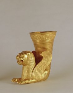 Rhyton i form av ett sittande lejonmonster, från Hamadan, Iran (guld)