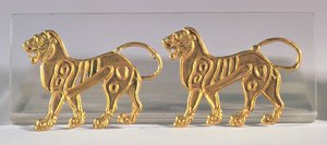 Två lejonsekvenser som syddes på ceremoniella dräkter, från Hamadan, ca 400-talet f.Kr. (guld)