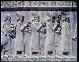Vy över relieferna från den östra trappan: Assyriska ambassadörer kommer med erbjudanden och presenter av Achaemenid