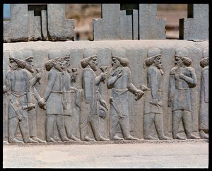Vy över relieferna på norra trappan av Achaemenid