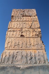 Västra ingången till Hundred Column Hall, som visar rader av dignitärer som stöder kungen överst av Achaemenid