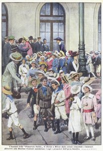 Barnen i Primavera Italica återvänder till Milano från klimat- och kustkolonierna av Achille Beltrame