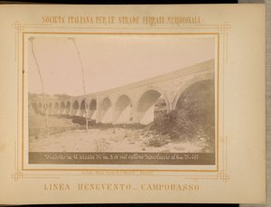 Viadukt med 14 bågar på 8,00 meter över Fascoluccioklyftan vid kilometer 75 + 467 av Achille Mauri