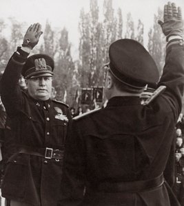 Benito Mussolini hedrar en fascistisk tjänsteman med en hälsning (s/v foto)